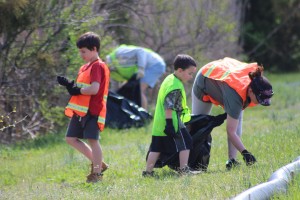 2015-05-03 volunteers-picking-up-trash